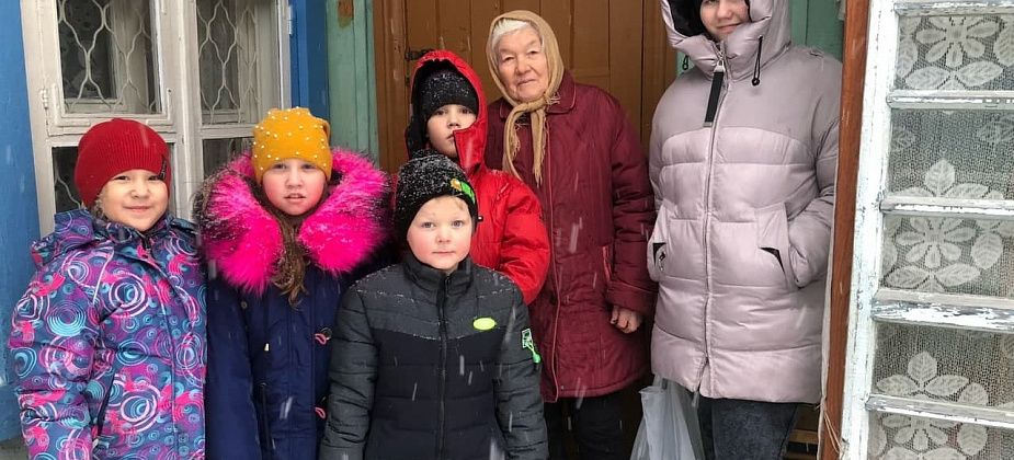 Покровские ребятишки навестили инвалидов, читали стихи и дарили поделки