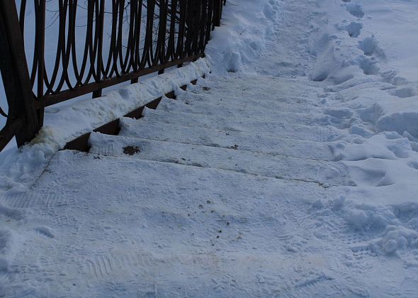 Пешеходный мост на Горном не чистят. А снега нынче в два раза больше (фотофакт)