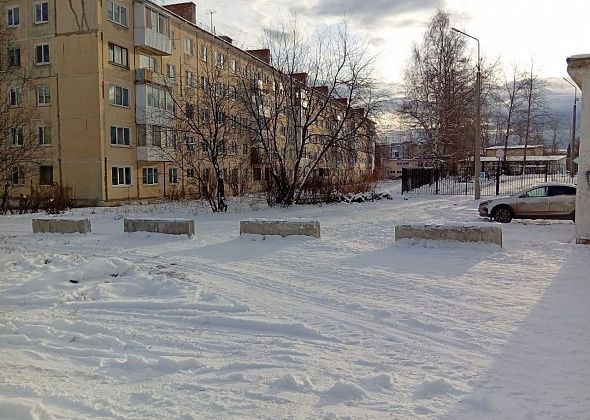 За девятиэтажкой проезд перекрыли бетонными блоками. Жильцы ищут, чья инициатива
