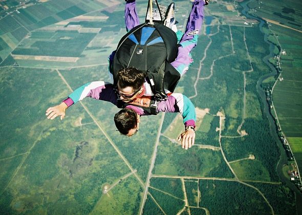 Сегодня — День парашютиста. Североуральцы вспоминают свои первые прыжки, «страшно, но круто»