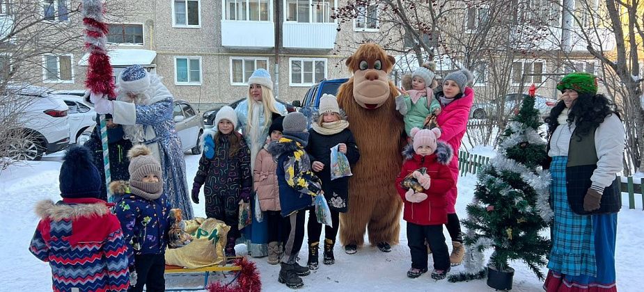 Управляющая компания провела для детей дворовый утренник - с елкой и хороводом