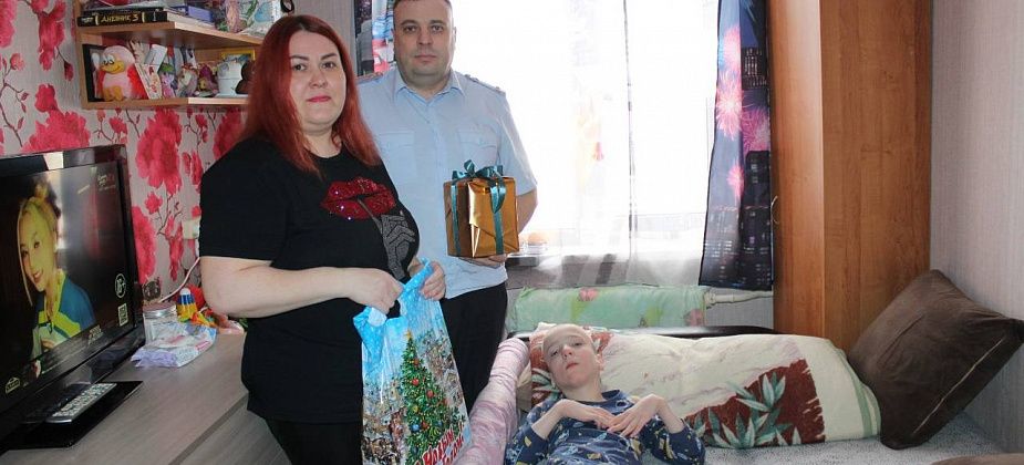 Полицейские Североуральска присоединились к акции «Елка желаний» и исполнили мечту 13-летнего Марка