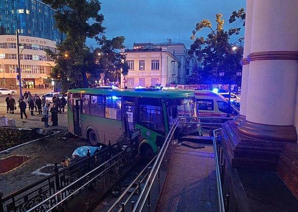 В Екатеринбурге автобус столкнулся с легковушкой и сбил пешеходов: четверо погибших