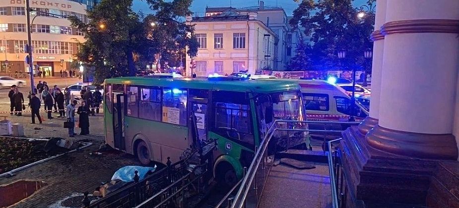 В Екатеринбурге автобус столкнулся с легковушкой и сбил пешеходов: четверо погибших
