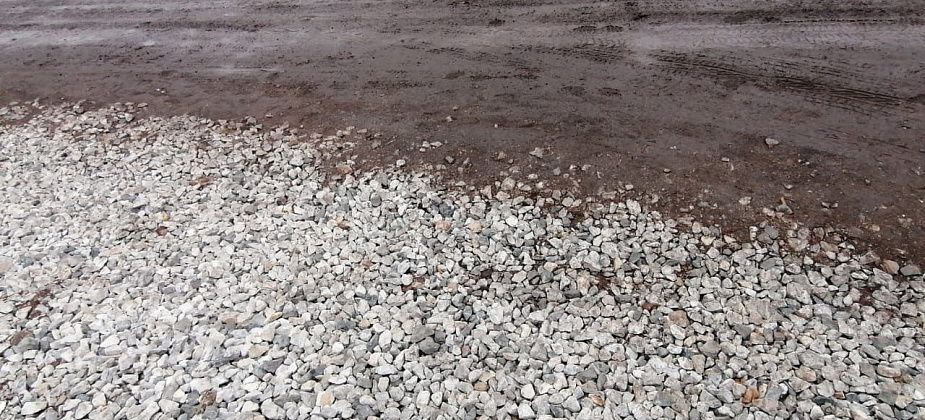 Траншею под газопровод засыпали, щебень смешался с грязью. Не дорога, а месиво