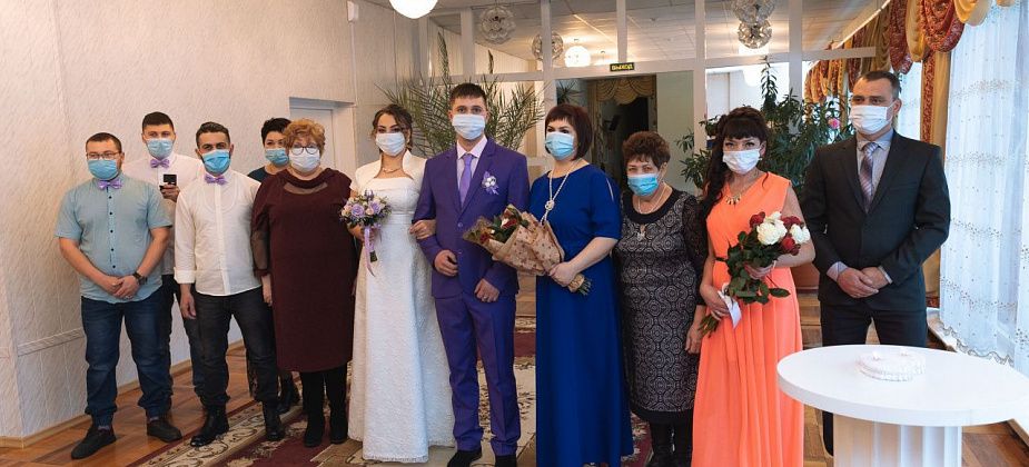 Год не радует: смертей много, рождений мало. Но свадеб не меньше, чем в прошлом году 