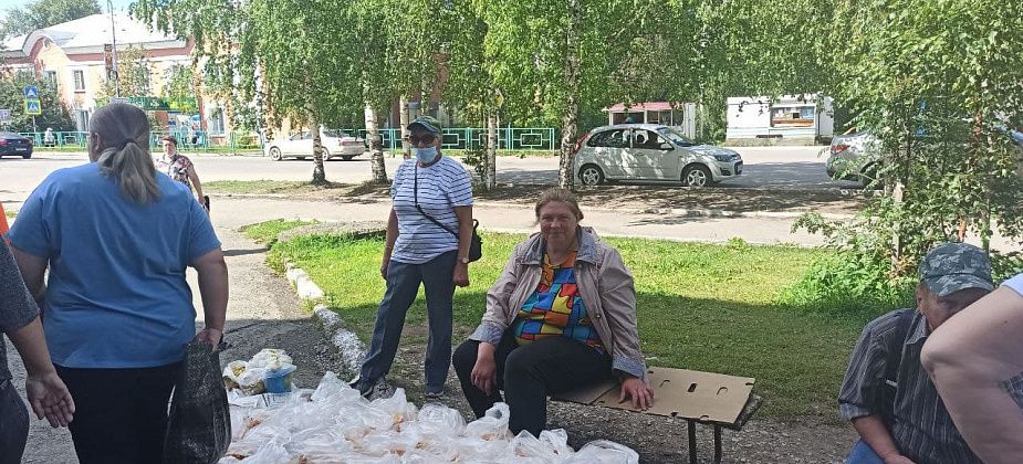 Рынок возле “Универсама” оживленный, торгуют маслятами, помидорами, шишками