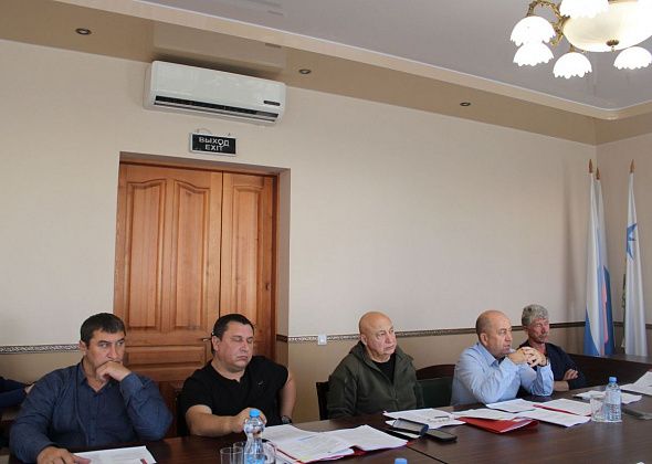 Дума от имени народа вновь попросила поднять тарифы ЖКХ. Депутаты комментируют