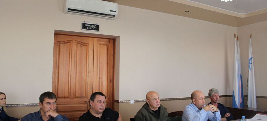 Дума от имени народа вновь попросила поднять тарифы ЖКХ. Депутаты комментируют