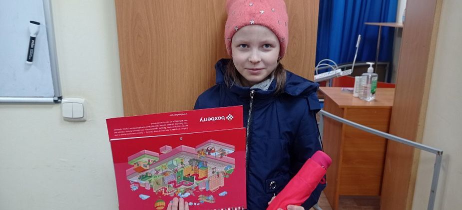 Красивый календарь и яркий зонт получила маленькая Вероника за репост записи о службе доставки Boxberry