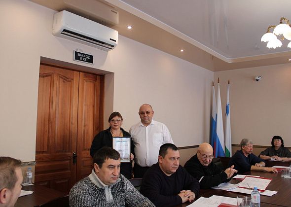 Виталий Никитенко вручил благодарственное письмо от администрации Североуральска Ольге Коптяевой