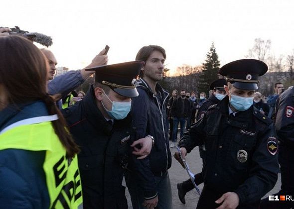 В Екатеринбурге на протест вышли больше 10 тысяч человек. Идут задержания