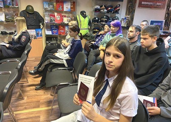 В канун Дня народного единства в музее отдела полиции юным североуральцам вручили паспорта 