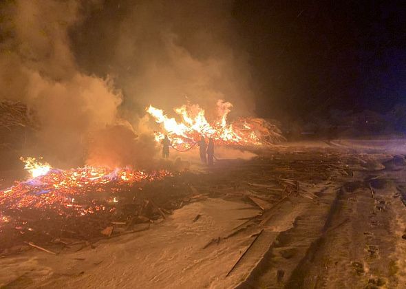 Ночью 10 января возле поселка Калья горели отходы деревообработки