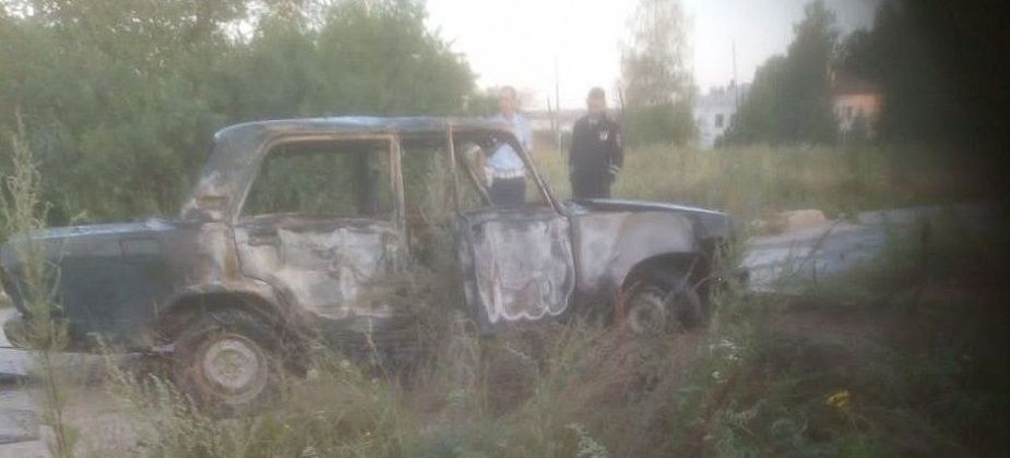 Машина въехала в забор частного дома и загорелась. Водитель скрылся с места аварии