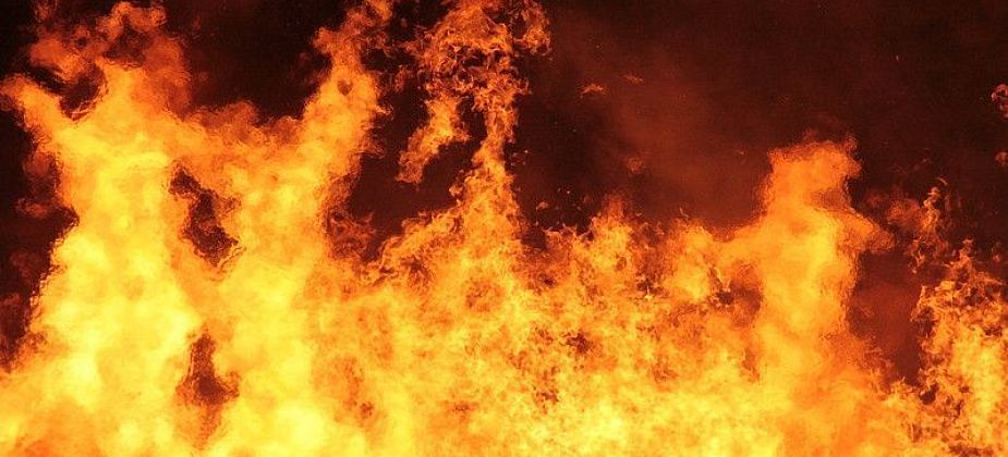 В Красноярске при тушении горящего склада пропали трое пожарных. Работник склада погиб