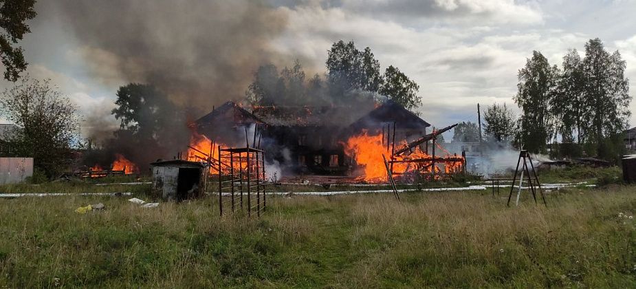 Пожар в поселке Третий Северный: сгорело 2 сарая, погорела крыша дома