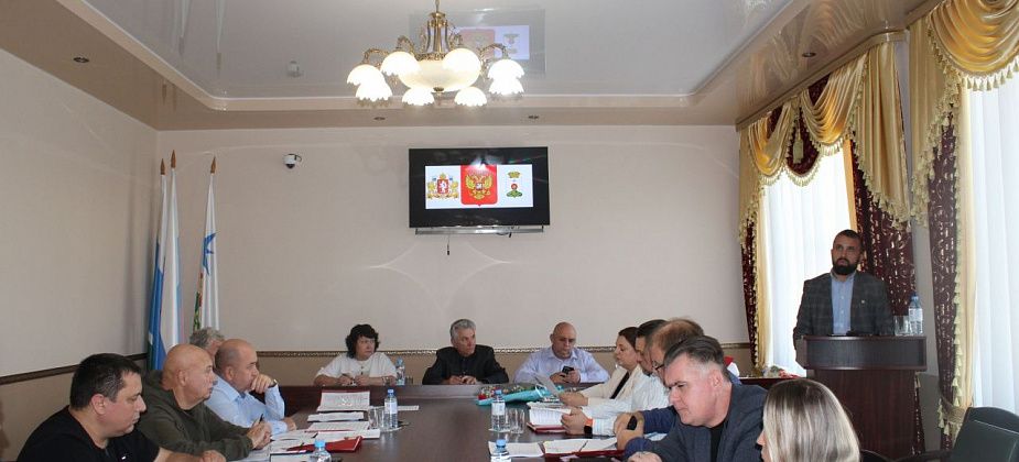 Депутаты высказали претензии “Рифею” - контейнеры на пруду, обратный подмет, взаимодействие с УК