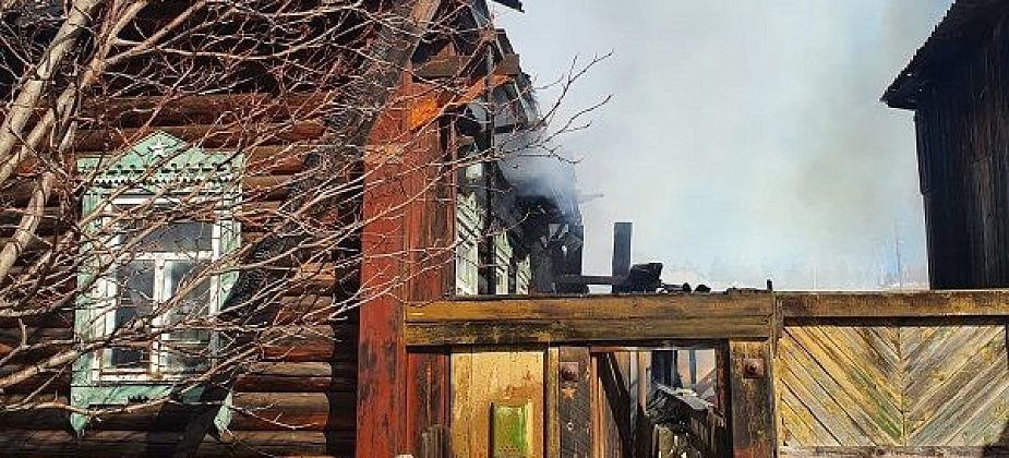 19 апреля в Черемухово горел жилой дом. Никто не погиб, пожарным удалось спасти человека