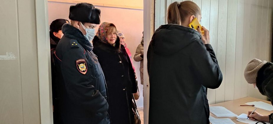 На сбор подписей за отказ от принуждения к вакцинации и против QR-кодов нагрянули полиция и серовчане, которые считают себя гражданами СССР