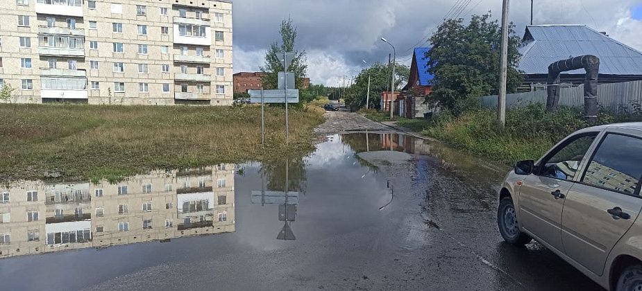 Прогулка по городу - лужа на Фрунзе, заколоченная баня, нескошенная трава