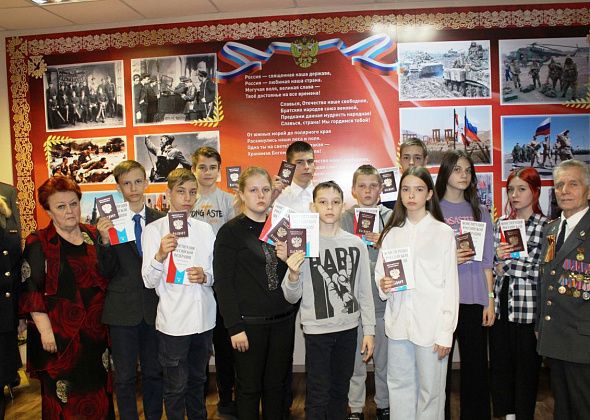 В музее отдела МВД Североуральска торжественно вручили юным горожанам паспорта