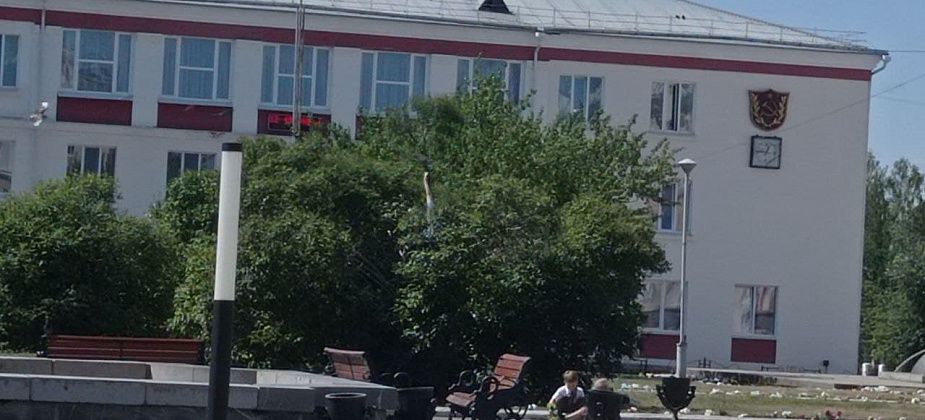 Площадь Мира разделилась на две половины - зеленую и закатанную в плитку