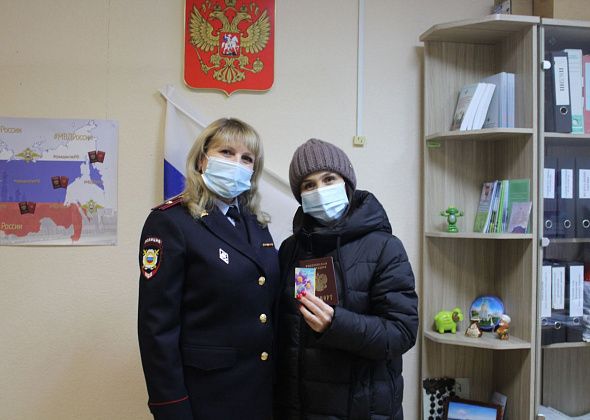 Североуральское отделение по вопросам миграции поздравило посетительниц с предстоящим праздником 8 Марта
