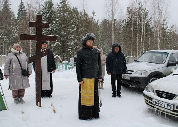 Радоница-2026. Снегопад, погода нелетная, машин мало, торговля цветами идет грустно