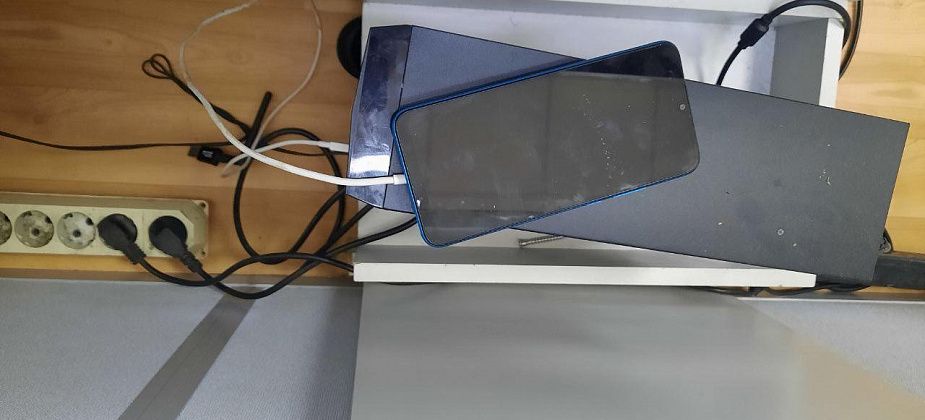 Суд частично удовлетворил иск инженера, оштрафованного за подключение телефона к рабочему компьютеру 