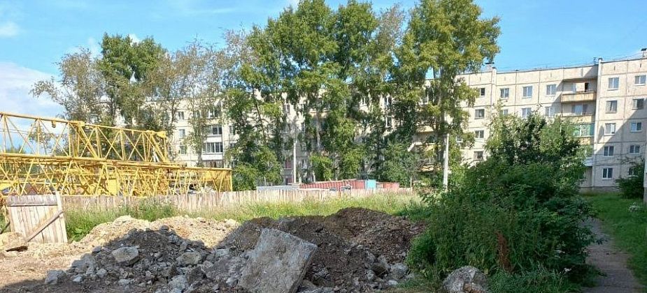 Жильцы дома №12 на Ватутина интересуются – кто восстановит нарушенное благоустройство?
