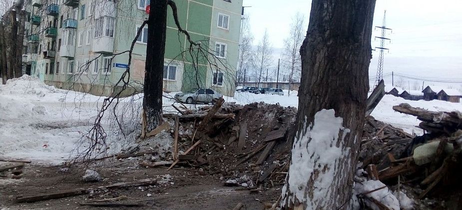 Аварийный дом в Черемухово снесли, старые сараи - тоже. А новые гаражи на этом месте строить не разрешили