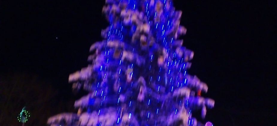 Новогодний городок в Черемухово по традиции помогали строить субровчане