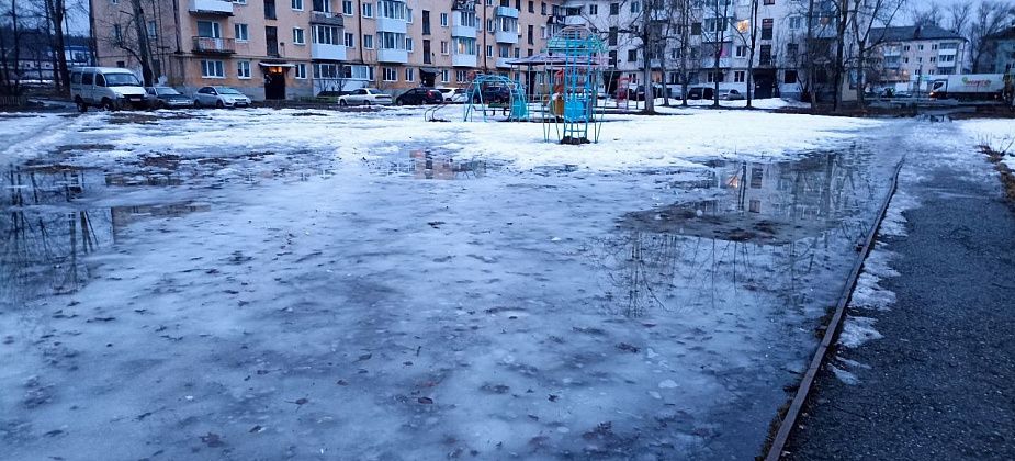 Во дворах 50 лет СУБРа затопило детскую площадку. Фотофакт