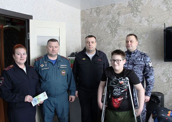 Руководители ОМВД, прокуратуры, МЧС и Росгвардии купили 12-летнему Кириллу электросамокат