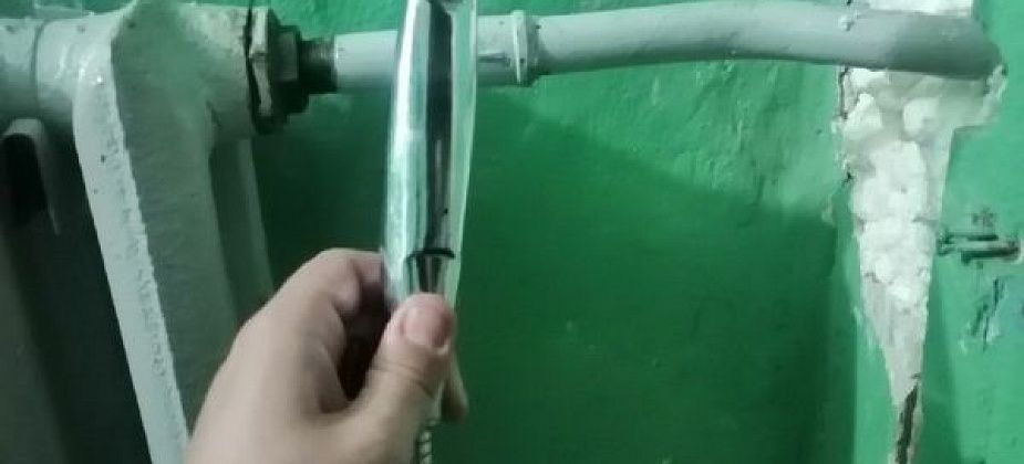 Курьезный фотофакт: Ноу-хау по-североуральски, или Душ в подъезде