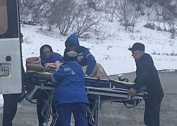 Пациента с одной машины "Скорой" в другую перегружают на пятачке у Горного. Улучшенное качество жизни?