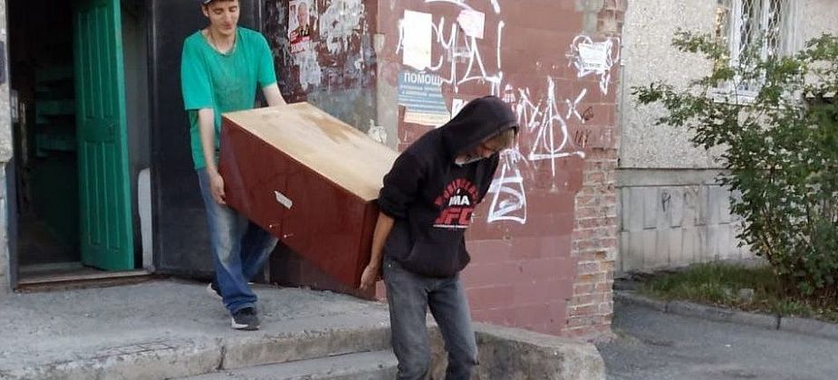 Горожане подарили обществу инвалидов прекрасную стенку, диваны, столы, ковры