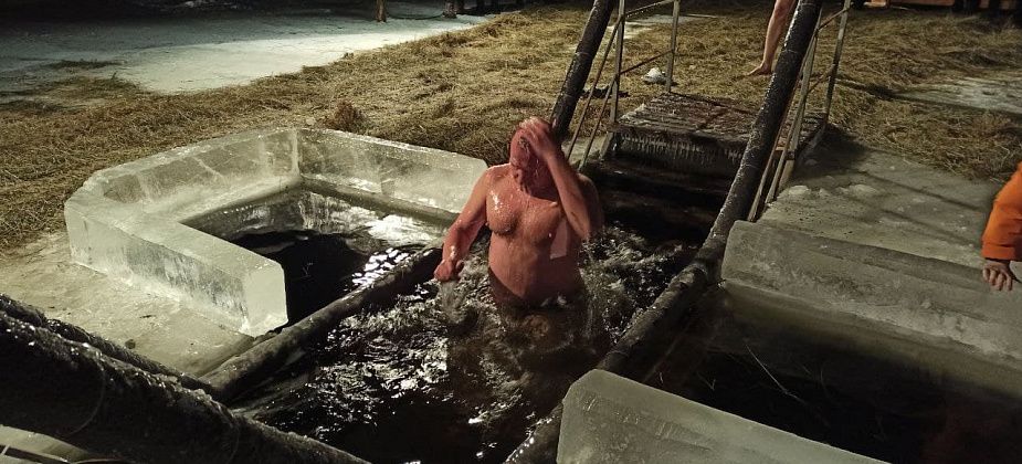 Североуральцы чтят традиции. В прорубь окунулись, перекрестились, чаю горячего попили