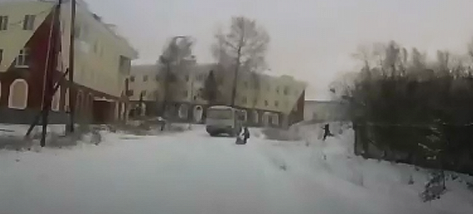 В Черемухово автобус наехал на 5-летнюю девочку. Видео от ГИБДД