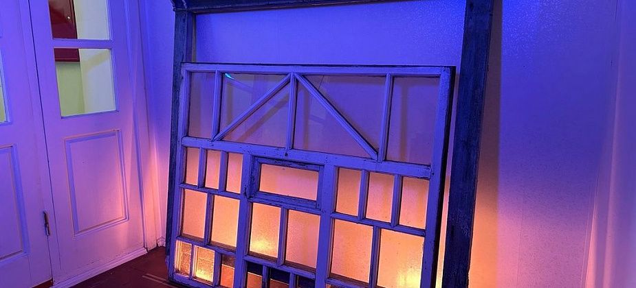 Николай Кузин передал в дар музею два наличника и оригинальную раму