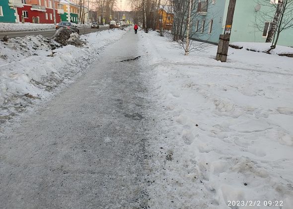 На улице Белинского проваливается асфальт на тротуаре