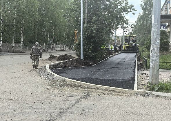В Североуральске начали асфальтировать тротуары на улице Ленина