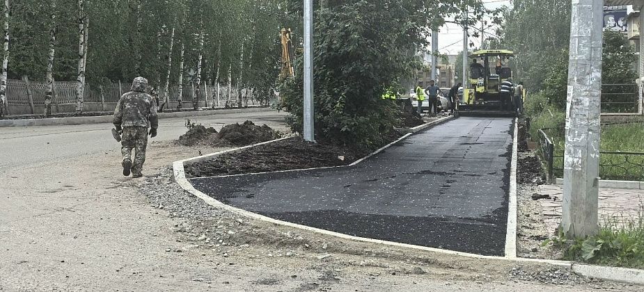 В Североуральске начали асфальтировать тротуары на улице Ленина