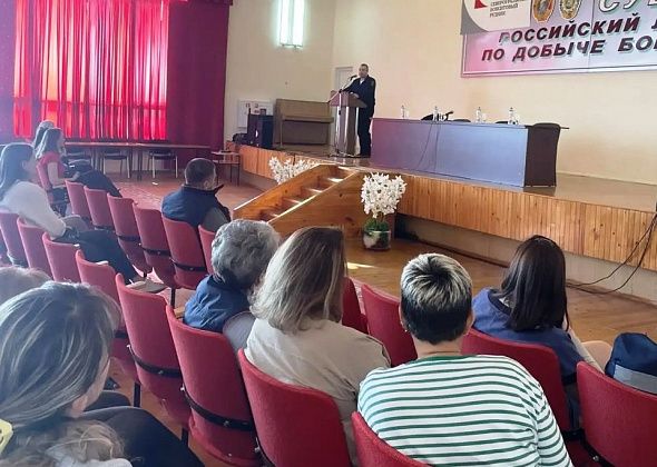 Полицейский провел встречу с сотрудниками градообразующего предприятия по профилактике мошенничества