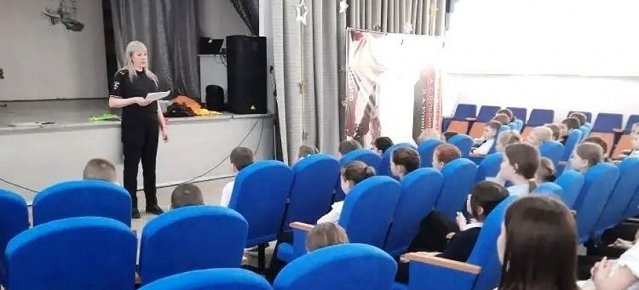 В преддверии весенних каникул полицейские провели профилактическую беседу в школе №1