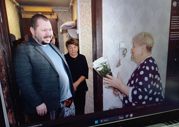 В Североуральске ветеранов здравоохранения на дому посетил главврач с коллегами