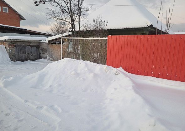 Зачем грести снег к жилым домам, если есть возможность - к забору хлебозавода и пивзавода?