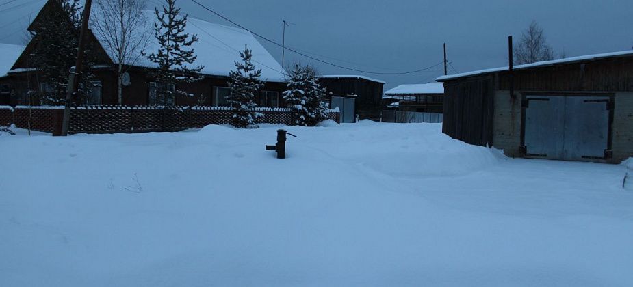 В Калье - порыв водовода на улице Красноармейской. Вода льет два месяца