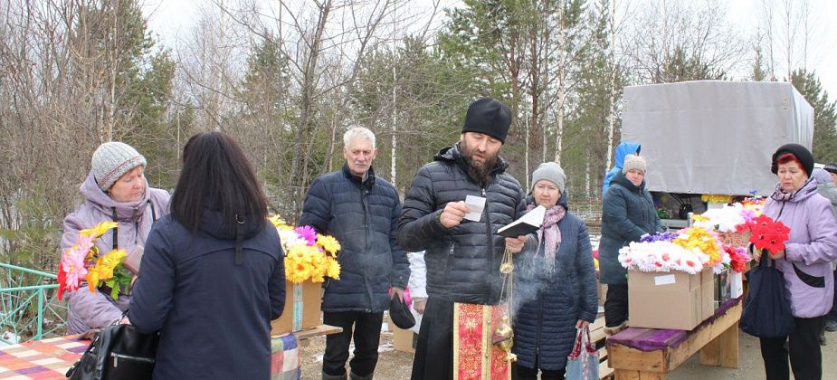 Радоница выдалась холодная и сырая. Но народу на кладбище много
